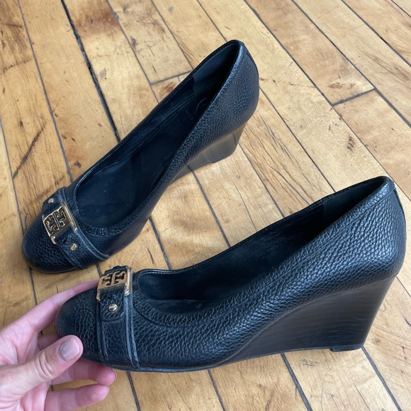 Tory Burch Black Leather Ambrose Logo Embellished Wedge - Picture 3 of 4